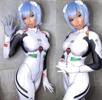 a woman in a white and blue suit posing for a photo